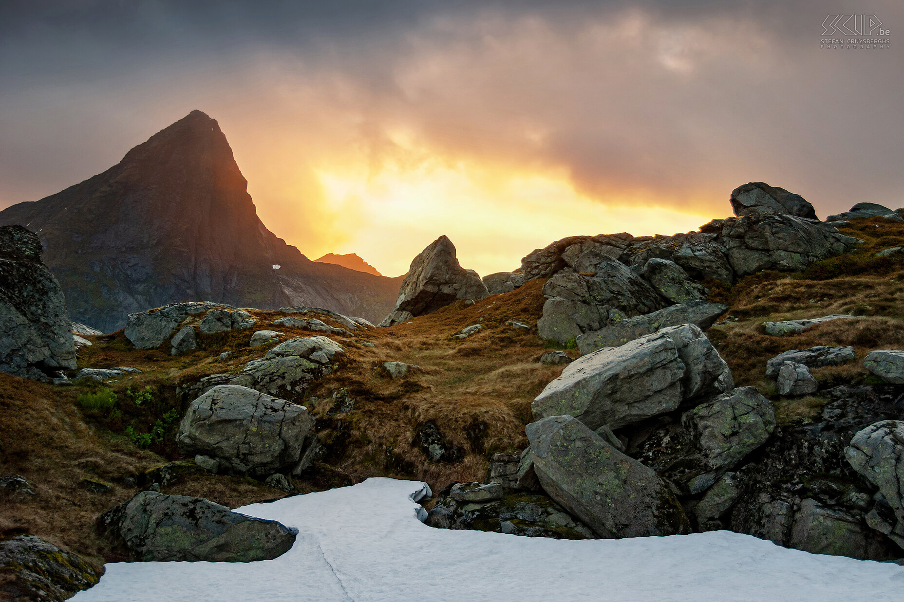 Munkebu - Midnight sun 12pm at night. The midnight sun gives a red glow behind the mountains. Stefan Cruysberghs